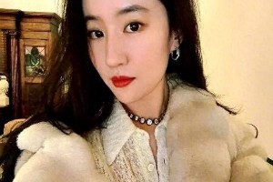 刘亦菲与神仙妈妈哈尔滨打卡，冰封玫瑰见证冻龄美貌