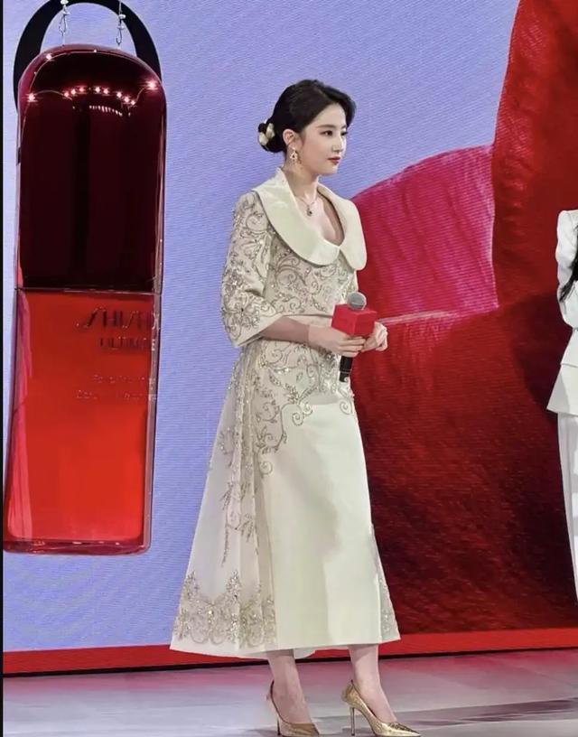 刘亦菲高定礼服展示