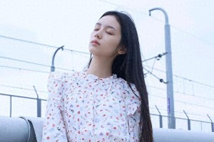 周也《少年的你》后穿搭指南：清新文艺风吸粉秘诀