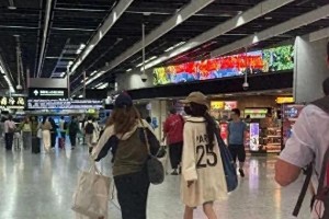 杨幂低调赴港探望女儿小糯米，母女情深引热议