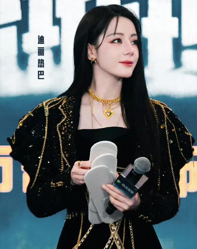 迪丽热巴大漠风光造型