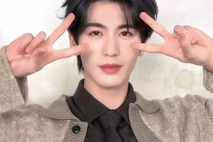 张凌赫校园男神幻想：盛世美颜引爆青春回忆