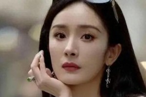 杨幂香港高铁站低调现身 疑似探望女儿小糯米