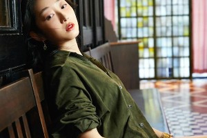 蒋梦婕大胆秀性感身材，展现自信魅力