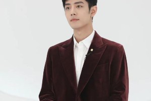 肖战直播造型惊艳，红丝绒西装尽显成熟魅力