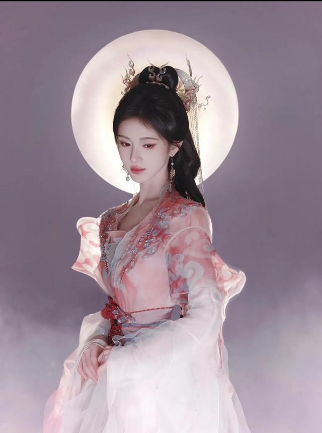 逆光拍摄的森林小径