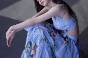 田曦薇露背装惊艳全场，碎花长裙展现时尚魅力