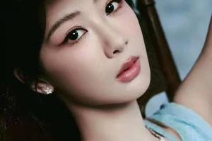 杨紫渐变蓝鱼尾裙惊艳亮相，十年逆袭成红毯女王