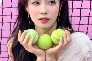 白鹿运动风美照解析：蓝紫眼影与微卷发逆袭秘籍