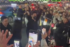向佐现身理发店引围观，剪发过程笑料百出