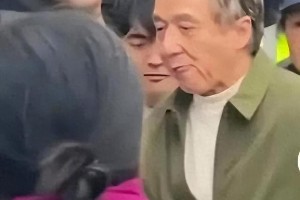 71岁成龙银发照引热议：功夫巨星老去与动作片未来