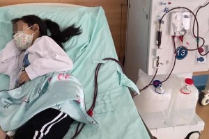 残疾跑男爸爸救女记：11岁女孩小静与16种疾病的抗争