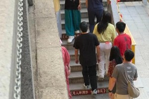 杨幂低调现身清泉古寺祈福，休闲装扮引关注