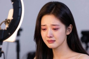 赵露思直播哽咽事件：资本操控下的顶流困境
