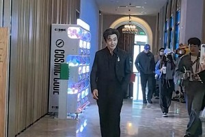 黄晓明华表奖低调亮相，身形消瘦引关注